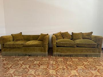 Coppia di divani in velluto verde