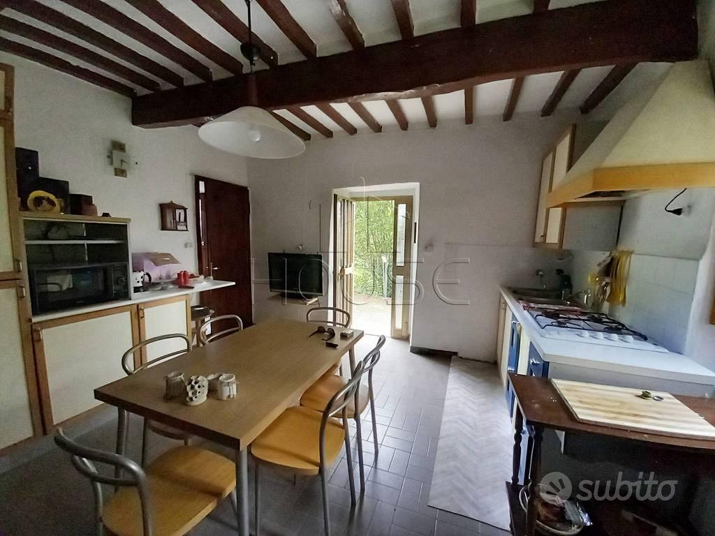 Rustico / Casale di 150 m² con più di 5 locali e b - Vista 2