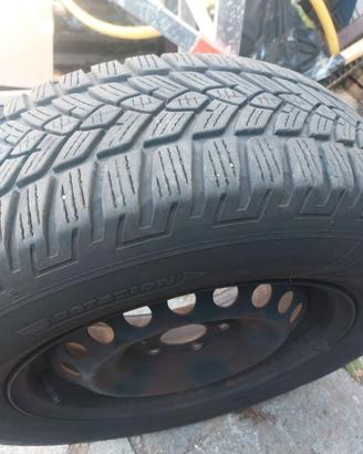 gomme e cerchi in ferro con copri cerchi  NISSAN