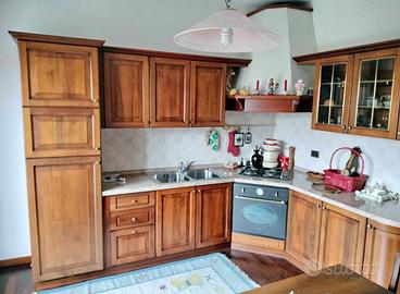 Cucina in rovere massello con elettrodomestici