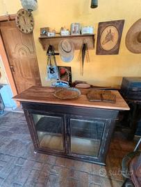 credenza vintage con ante a vetro