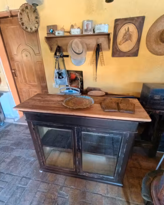credenza vintage con ante a vetro