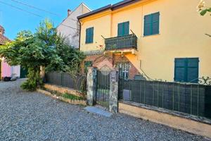 Casa indipendente su 2 lati