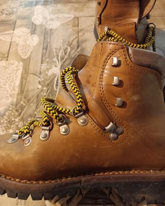 Scarpone montagna Vibram