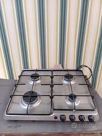 Piano cottura, lavello, mensole