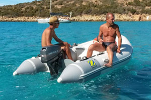 Gommone completo di motore ed accessori per navig