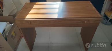 Scrivania con cassetto