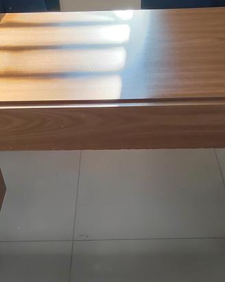 Scrivania con cassetto