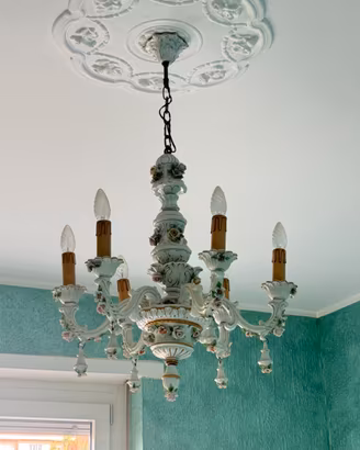 Lampadario vintage in ceramica decorata con fiori
