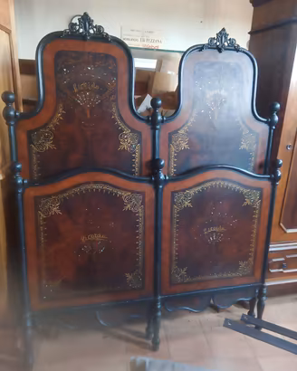 Letto antico in ferro battuto .
