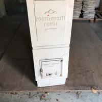 Stufa in ceramica  alta circa 130 cm.