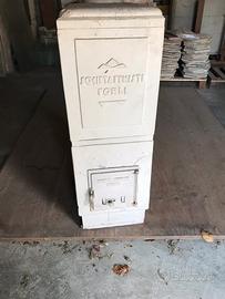 Stufa in ceramica  alta circa 130 cm.