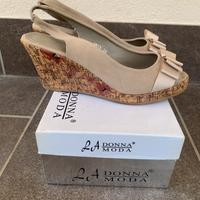 Sandalo con zeppa in sughero disegnata