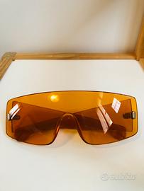 Occhiali arancioni nuovi