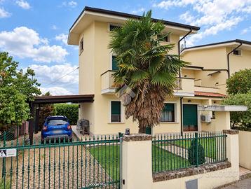 VILLA A SCHIERA A ROSCIANO