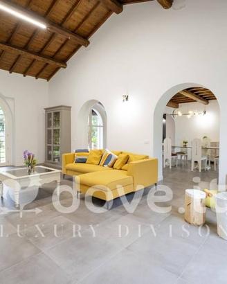 Villa di 260 m² con più di 5 locali e box auto a C