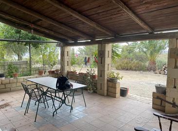 Villetta con terreno e uliveto