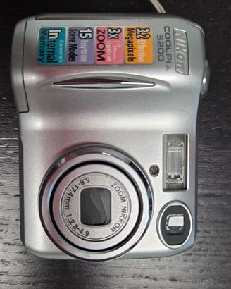 Nikon Coolpix 3200 con custodia