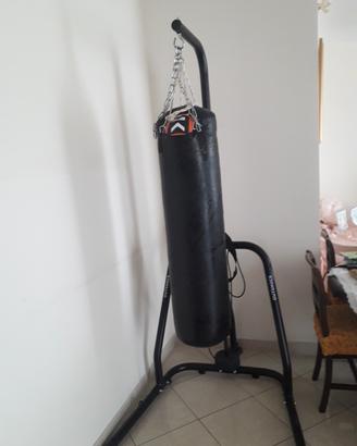 Sacco da boxe pugilato con struttura