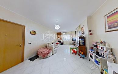 AMPIO APPARTAMENTO 3 VANI + BOX CON CANTINOLA