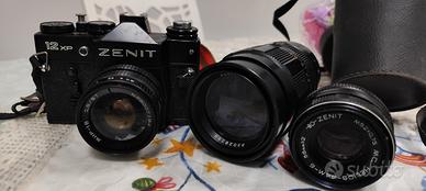 macchina fotografica antica ZENIT 12xp con rullino