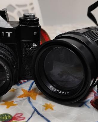 macchina fotografica antica ZENIT 12xp con rullino