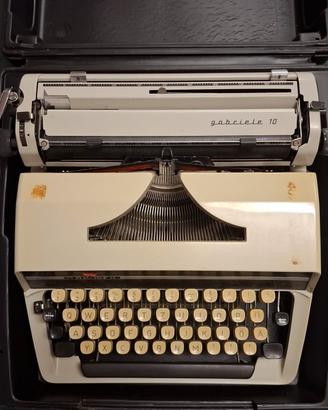 macchina da scrivere Adler