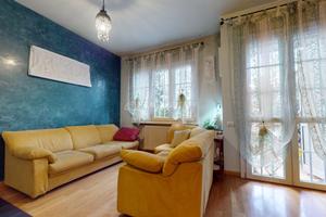 VILLETTA A SCHIERA CON GIARDINO