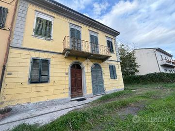 VILLA A SCHIERA A CASCINA