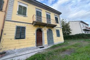 VILLA A SCHIERA A CASCINA