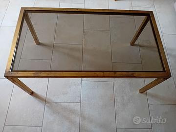 Tavolino anni '70 in ottone con vetro fumé.