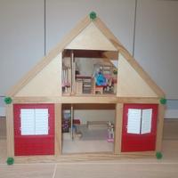 casetta in legno+mobili+personaggi