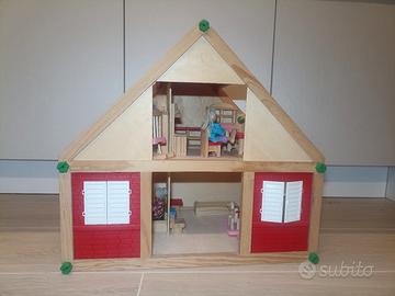 casetta in legno+mobili+personaggi