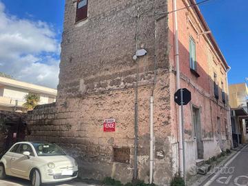 Palazzo / Stabile di 736 m² con più di 5 locali a 