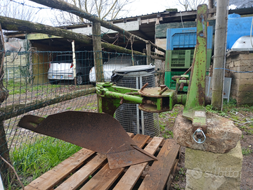 Aratro monovomero portato marca Viviani tipo MB811