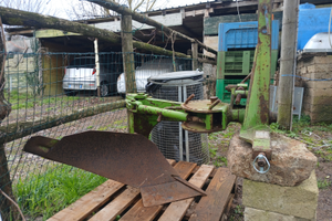 Aratro monovomero portato marca Viviani tipo MB811