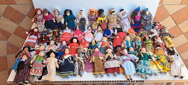 Lotto 52 Bambole in Porcellana dal Mondo Vintage –