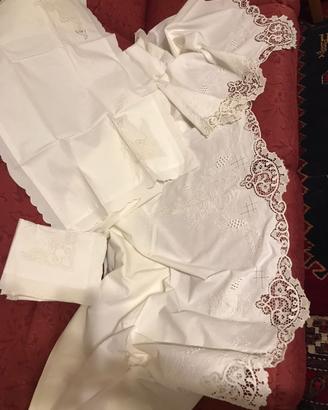Lenzuola matrimoniali ricamate a mano
