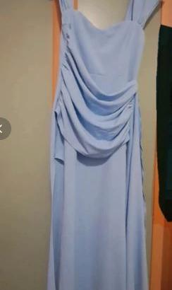 Abito lungo azzurro elegante con spacco