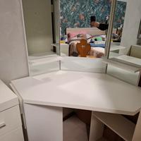 postazione per trucco o scrivania 