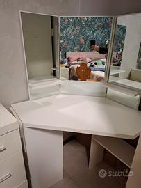 postazione per trucco o scrivania 