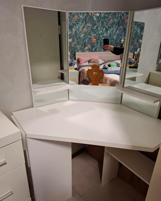 postazione per trucco o scrivania 