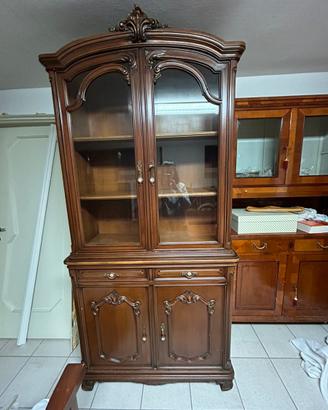 Credenza con alzata a 4 ante di cui due in vetro