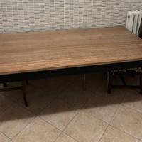 Tavolo da pranzo in legno con gambe nere