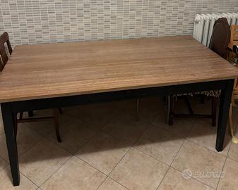 Tavolo da pranzo in legno con gambe nere