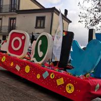 Carro allegorico a tema "social"