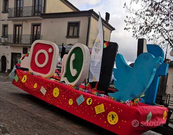 Carro allegorico a tema "social"