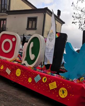 Carro allegorico a tema "social"