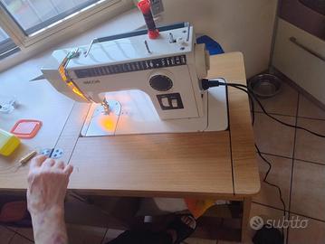 Macchina da cucire necchi