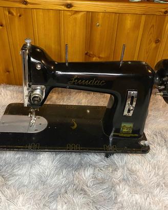 Macchina da cucire d'epoca Lindiac vintage nera